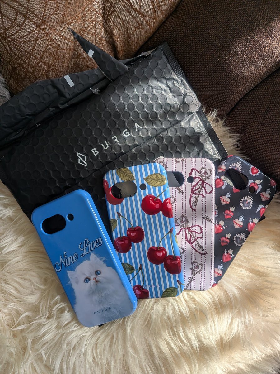 122439104's tweet photo. やっと届いた😭かわいいかわいいかわいい。値段の割に普通なんやろ？って思ってたけど、めっちゃしっかりしてて、結構ガッチガチに守ってくれる感じのケースでした!!両親のやつも今度買うとき一緒に買おう。#Burga https://t.co/eJODdIuKUV