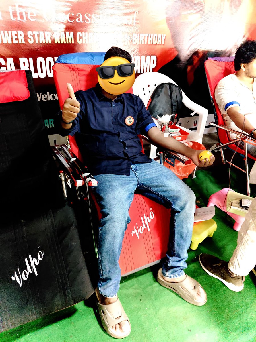 RamCharanCult27's tweet photo. Donated blood for the first time on the special occasion of Ram Charan anna’s birthday ❤️🩸
Happy Birthday @alwaysramcharan anna 🫂🫂♥️
#FirstBloodDonation #RCBirthday
#HBDRamCharan https://t.co/mvZmLCeFlD
