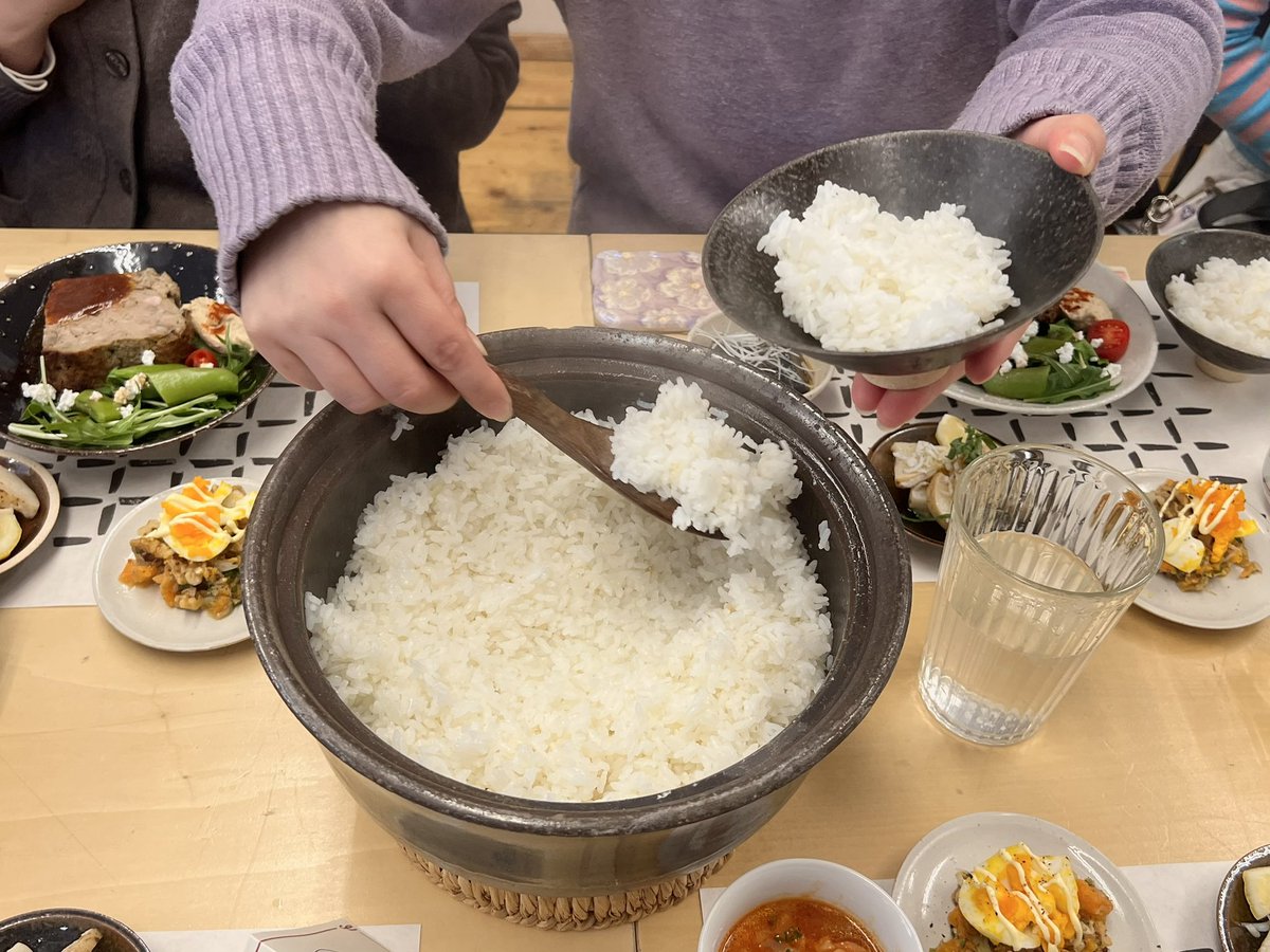 tam_koho's tweet photo. みんなで手をあわせて…いただきます！🙏

今日は大阪オフィスで「TAM給食の日」🍽️
炊きたてのごはんに野菜たっぷりのやさしいメニュー🌿

普段あまり話せないチーム同士でも、自然と会話がはずむ楽しい時間になりました💫

おなかも心も満たされて、午後もがんばれそうです…！💪🔥 https://t.co/BjwEhKn8g8