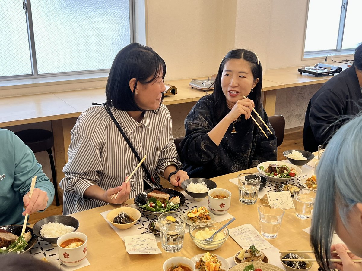 tam_koho's tweet photo. みんなで手をあわせて…いただきます！🙏

今日は大阪オフィスで「TAM給食の日」🍽️
炊きたてのごはんに野菜たっぷりのやさしいメニュー🌿

普段あまり話せないチーム同士でも、自然と会話がはずむ楽しい時間になりました💫

おなかも心も満たされて、午後もがんばれそうです…！💪🔥 https://t.co/BjwEhKn8g8