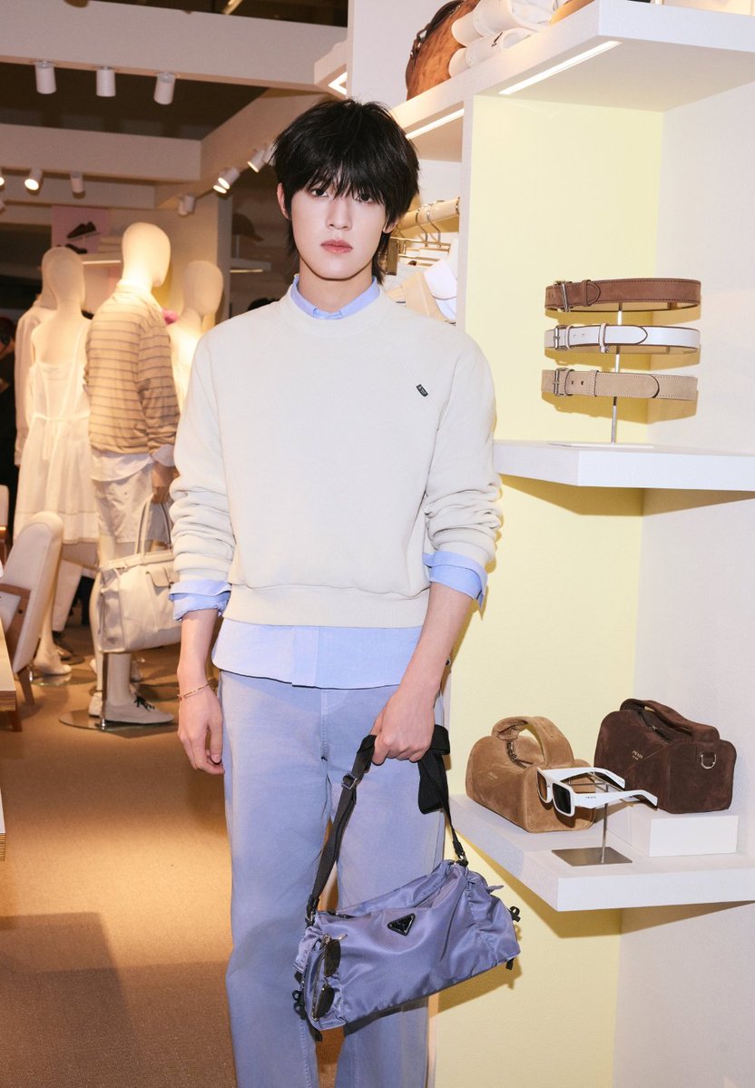 เธอเป็นลูกคุณหนู เธอเป็นหลานคุณนาย มือซ้ายเธอถือ prada ส่วนมือข้างขวาใส่เพชรโคตร shine