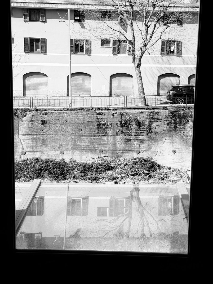 Alonein43672278's tweet image. #photography #blackandwhite #window #reflex