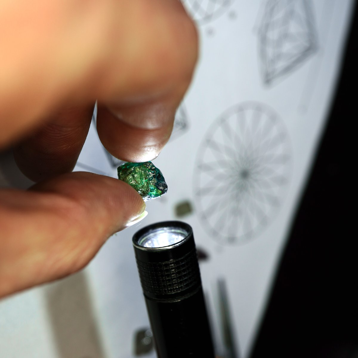 FrederickGems's tweet photo. 小さな原石を前にして見ているのは、今の姿だけではありません。

どこに光を通し、どこに密度を生むか。
Bright Brilliant Cut®︎は、完成後の輝きを先に読み、そのために面を設計していきます。 https://t.co/FSjmNmZssI