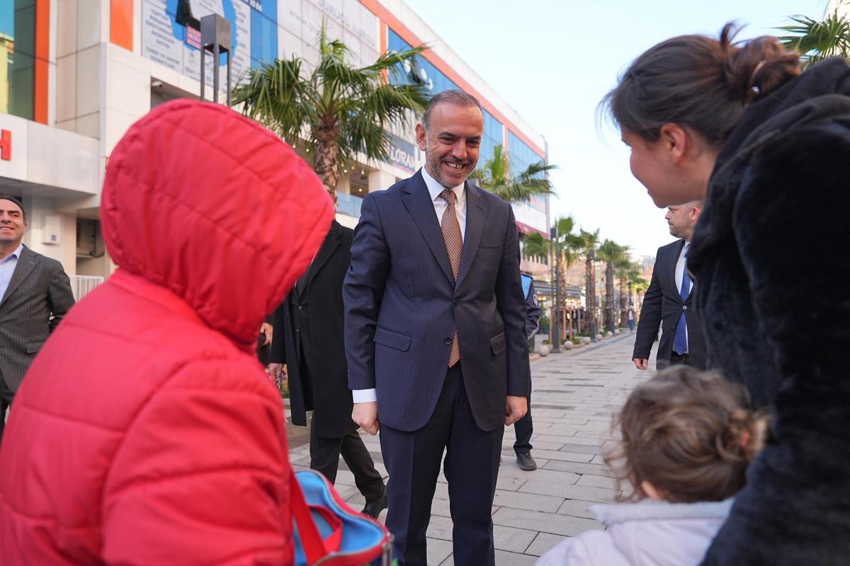 ￼ Günün ilk saatlerinde Demokrasi Caddesi’nde çevre düzenlemesi çalışmalarını inceledim.

#Günaydın ☀️