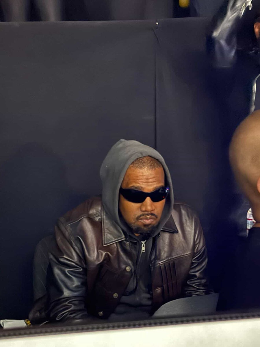 WHAT IS YE WEARING? tweet media