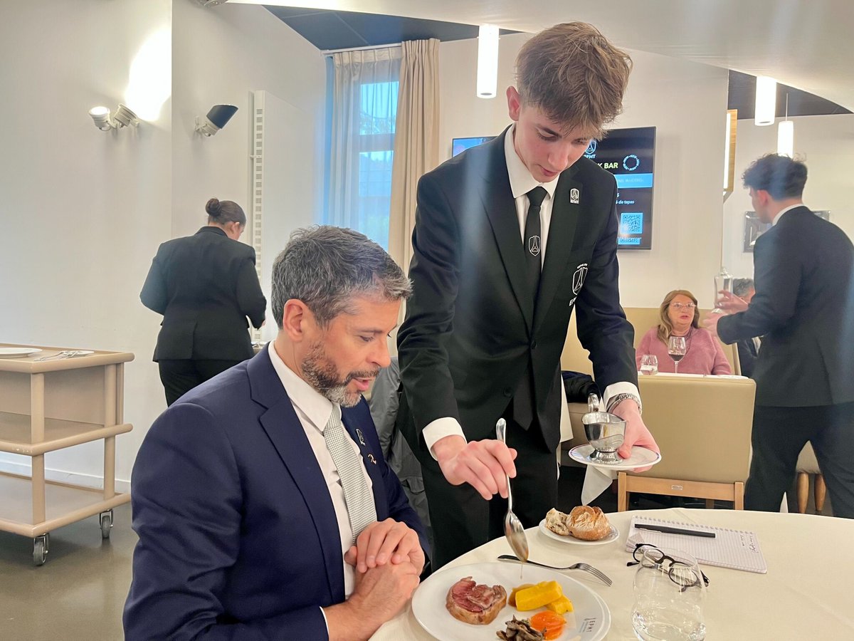LeParisien_75's tweet photo. « À ce prix-là, c’est imbattable » : à Paris, ce restaurant tenu par des étudiants propose un menu gastro à 24 euros
➡️ https://t.co/l8iIpjcqG0 https://t.co/trcj3AzH8h
