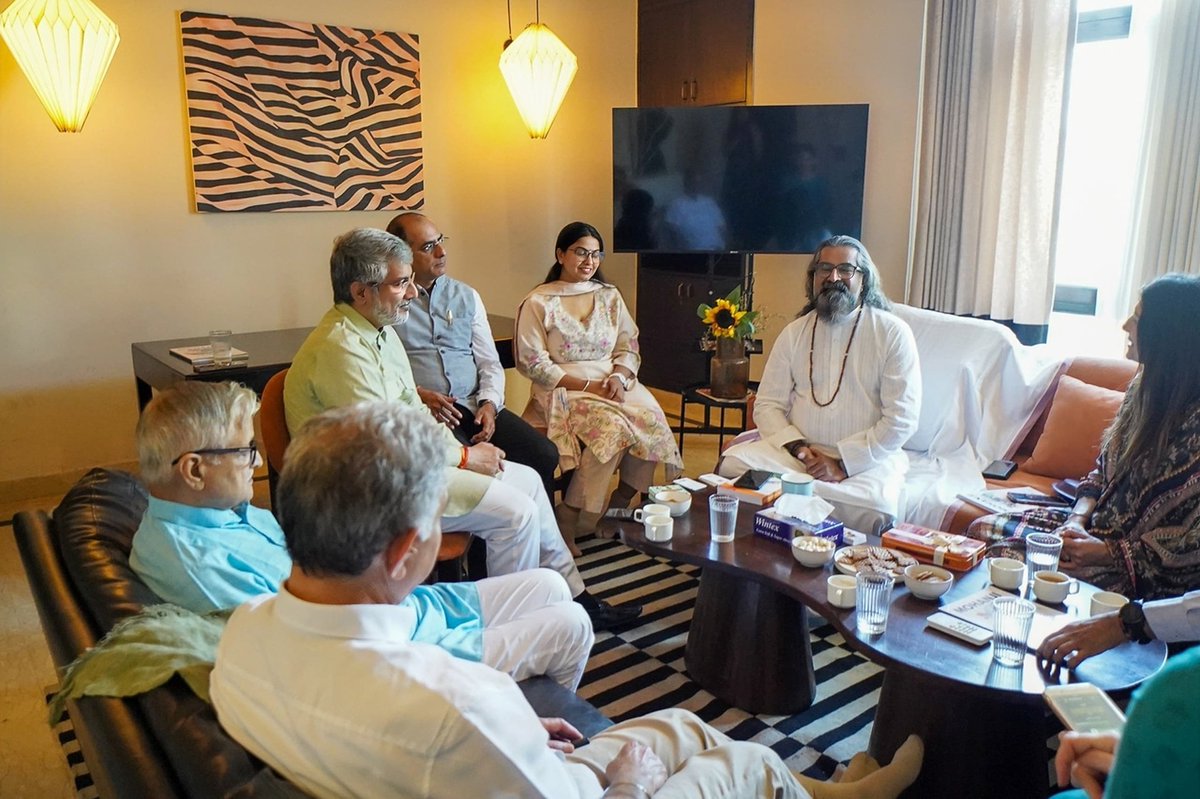 AdvTwinkle_'s tweet photo. Beyond words, beyond thoughts. Just a day of being in the light of  Mohan Ji. https://t.co/JiUWtwV4un
