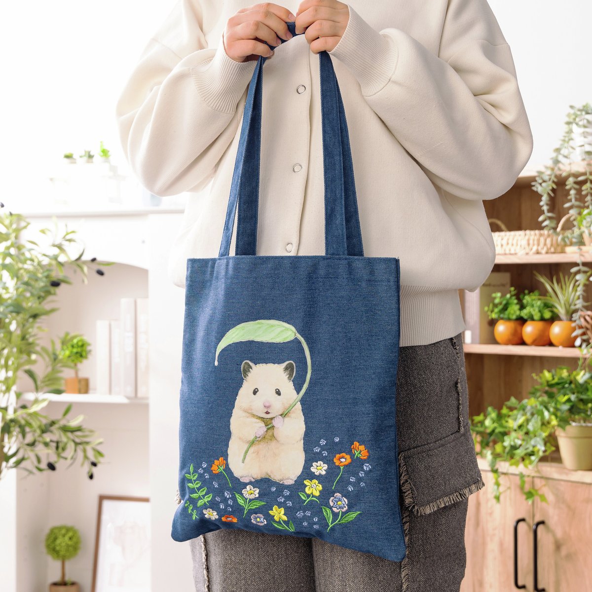 grayparkasevice's tweet photo. #助六の日常 

ボタニカルフラワーな新商品が発売🌻
春のお出かけにぴったりな
バッグやハンドタオルが登場🐹

#ゴリランド にて販売中！🛒
👇商品をチェック
https://t.co/RguhiVjLJM https://t.co/YXLi8MM50k