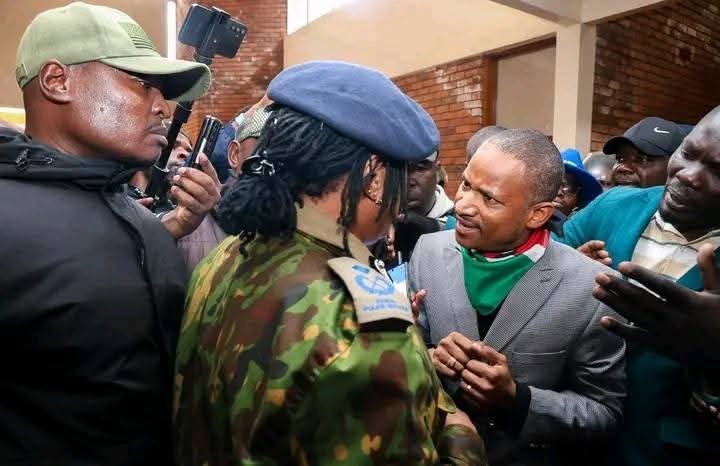 GhettoRadio895's tweet photo. Embakasi East MP Babu Owino negotiationg with police to allow the public to enter the Linda Mwananchi forum at Ufungamano house.
#GRNews #NiajeNiaje #ODMparty https://t.co/Lwaij1oha2
