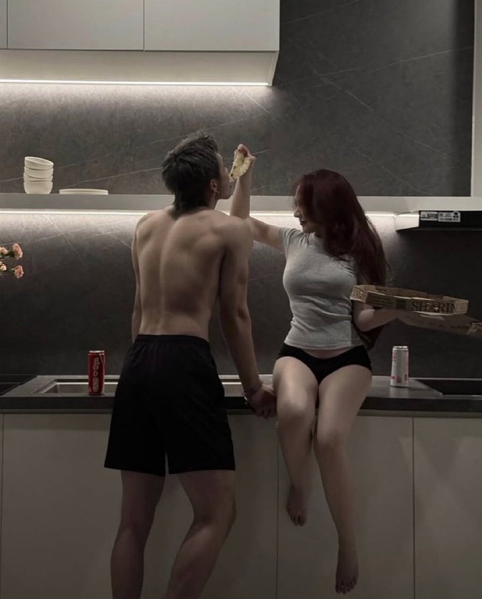 kalau di rumah sama echi selain cuddle kita suka main main/?