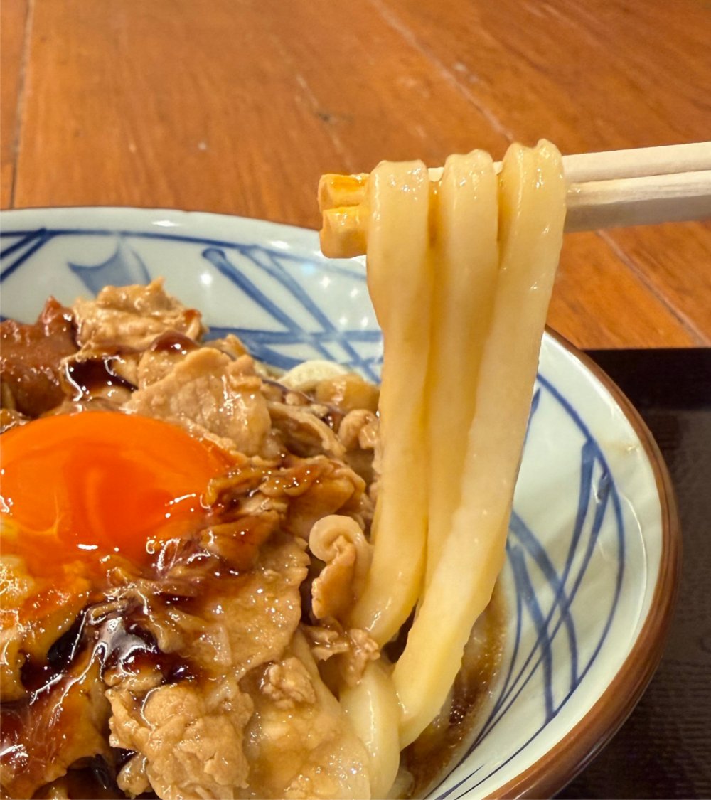 UdonMarugame's tweet photo. #こく旨豚玉ぶっかけうどん は、この時季にうれしい温・冷をご用意しています！
茹でたての麺を水で締めた、弾力あるもちもちのうどんを、温の場合はさらに麺を温めて温かいだしとともにご提供✨気分に合わせてお選びください！
たっぷりの豚バラ肉や特製甘辛醤油ダレとご一緒に召し上がれ♪ #丸亀製麺 https://t.co/onyAVMeelD