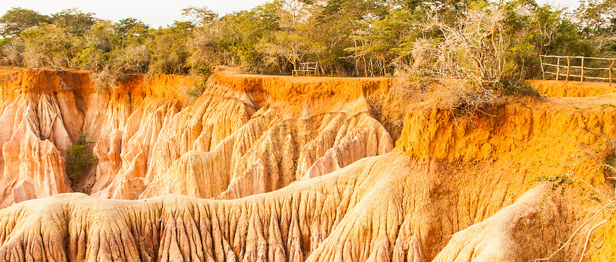 The rock formations of Marafa Canyon look as if they've been torn open by time itself. Layers of red, white, and orange stack upon one another—silent, yet powerful.
As sunset approaches, the hues deepen, and the entire canyon seems to "breathe."
