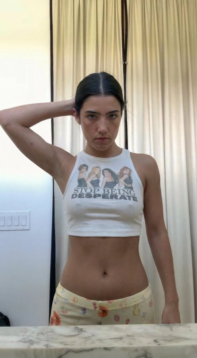 Bella (fake) tweet media