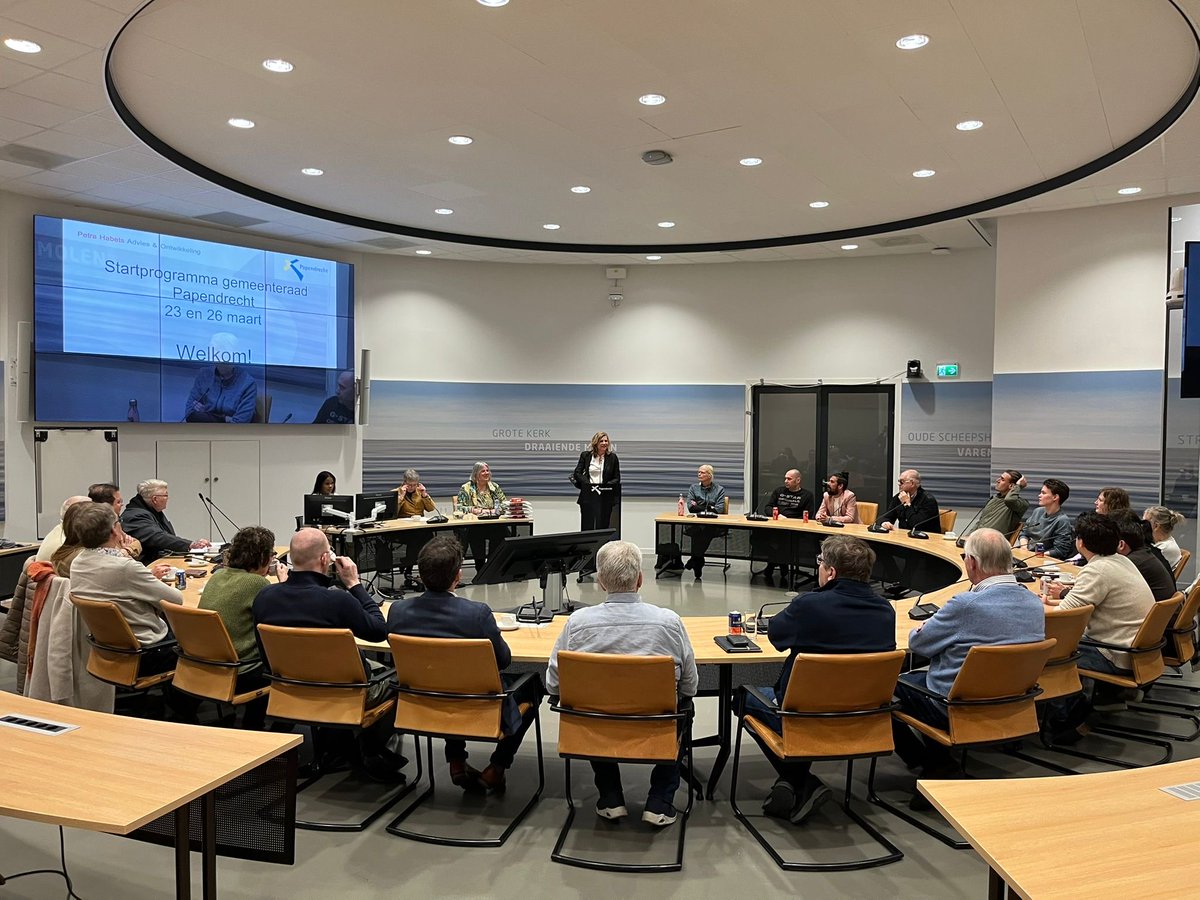 Het eerste startprogramma voor de nieuwe gemeenteraad zit erop (voor ons). Ik roep altijd dat ik het leuker vind om raadsconferenties te begeleiden omdat je dan meer de diepte in kunt gaan, maar wat was dit fijn, complimenten voor de gemotiveerde groep #gemeenteraad_papendrecht