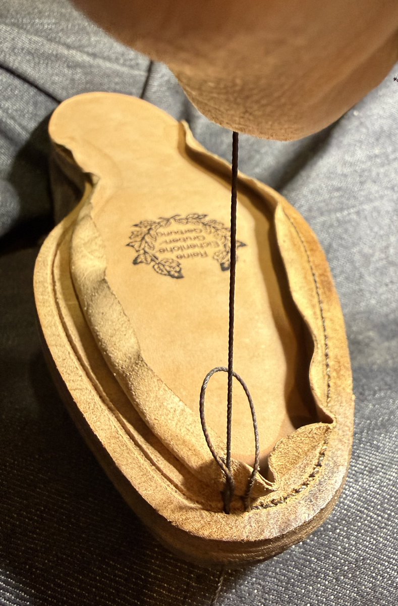 CobblerAsakusa's tweet photo. オールソール修理
縫ってます
#asakusacobbler
#浅草コブラー
#JohnLobb
#ジョンロブ
#靴修理
#shoerepairs
#手縫い
#handsewing https://t.co/7LaGMQBbLO
