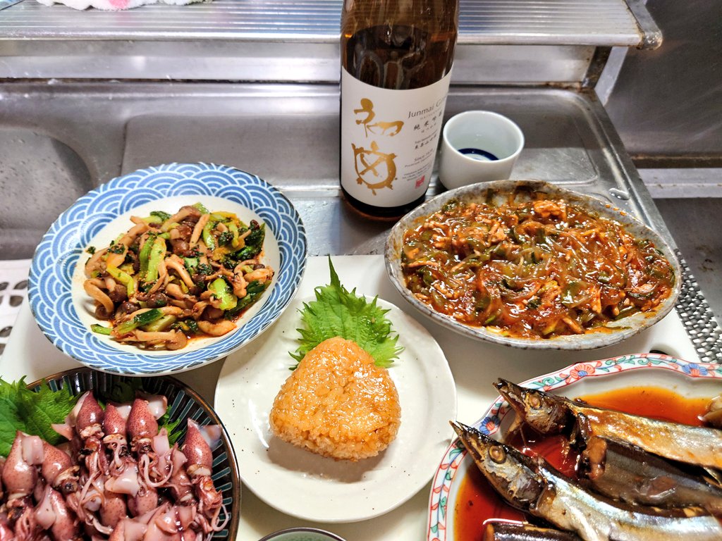 昨日の晩ごはん
小松菜とシメジのあかり（明太子ふりかけ）バター炒め
ホタルイカ
サンマの煮付け
煮付けの出汁で焼きおにぎり🍙
麻婆春雨（残り物ww ）

お酒は初亀🍶
ホタルイカ、煮付けと合って美味しかったなぁ🤤

#晩ごはん
#おつまみ
#おうちごはん
#おうち居酒屋