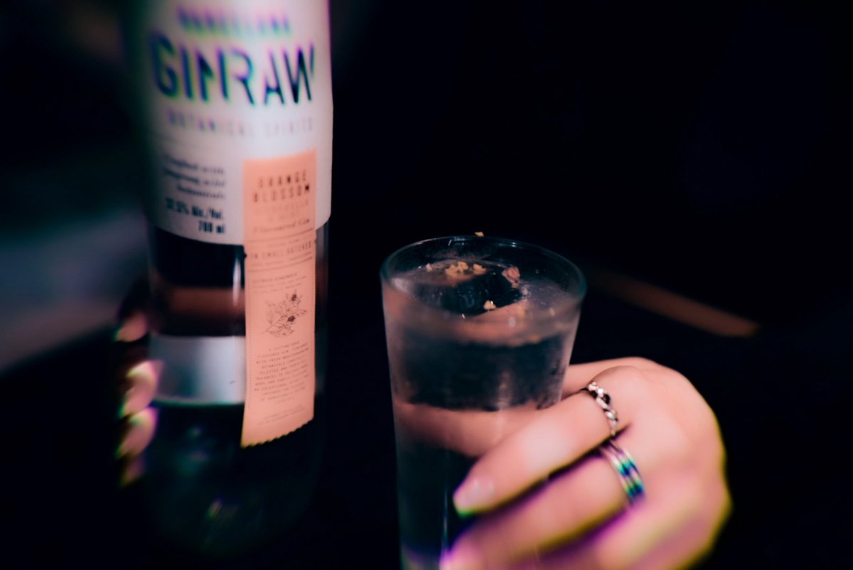 奇跡の再入荷を果たしたジントニック

Gin Raw orange blossom 

スペインの香水の調香師が手がけたジン。
チェリーが人気ですがこのオレンジブロッサムは全然手に入りません。最高に美味しいバスクリン味。