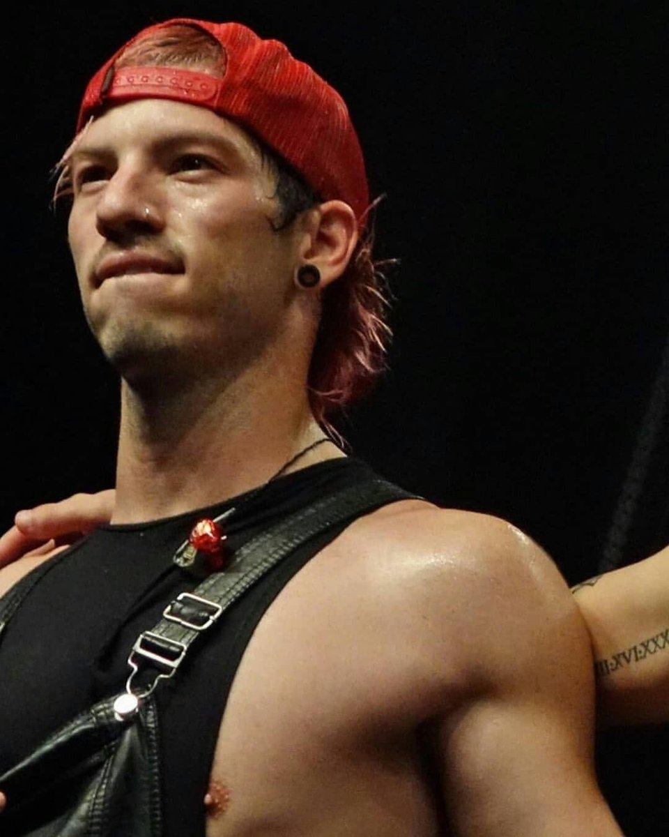 ezra crøw • • tweet media