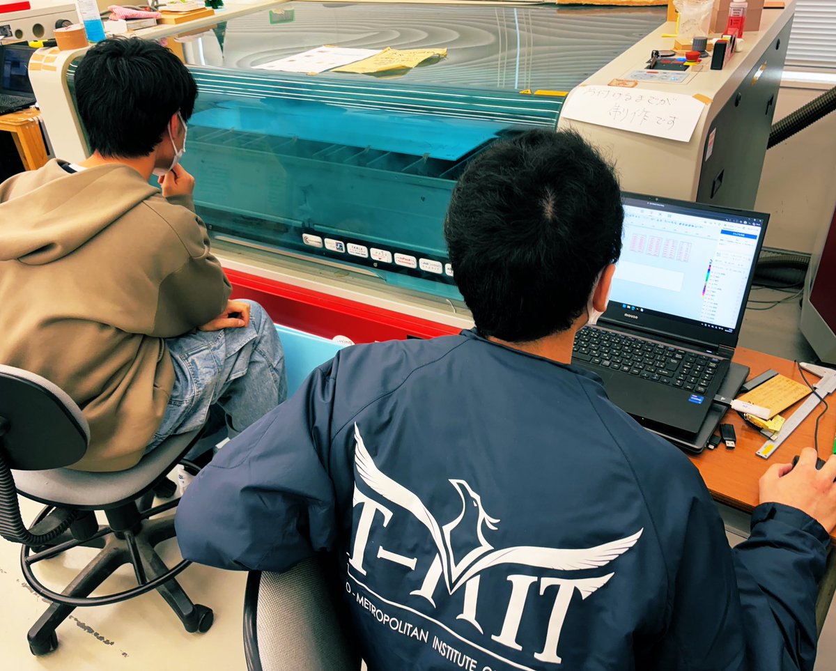 Tmit_2027's tweet photo. 【翼藩のおしごと】レーザー加工機編
翼藩ではレーザー加工機を使って翼の断面（「リブ」という）を切り出しています！
リブは主翼と尾翼を合わせてなんと150枚もあるんです！
精度が重要なため、藩員たちも集中してますね

#春から都立大 #春から鳥人間 https://t.co/2CaFICaaCi