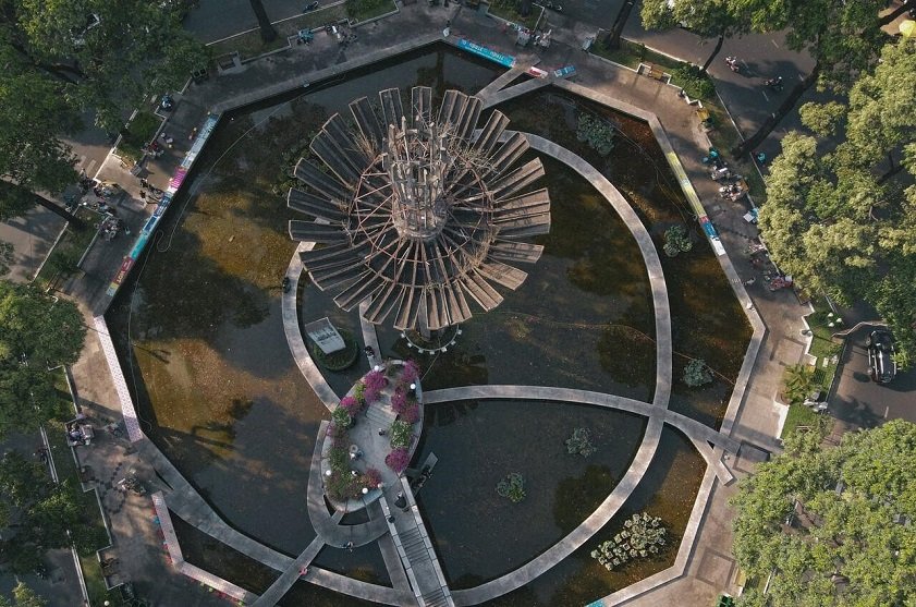 💜 purple alien stone

specialized in space purification
automatically restore your energy when it's low
boost cell activity (aging ❌)

place of observation: ward 14 district 3, ho chi minh city, Vietnam. (faitytale-like round garden tucked in an alley)

cr plli_neo