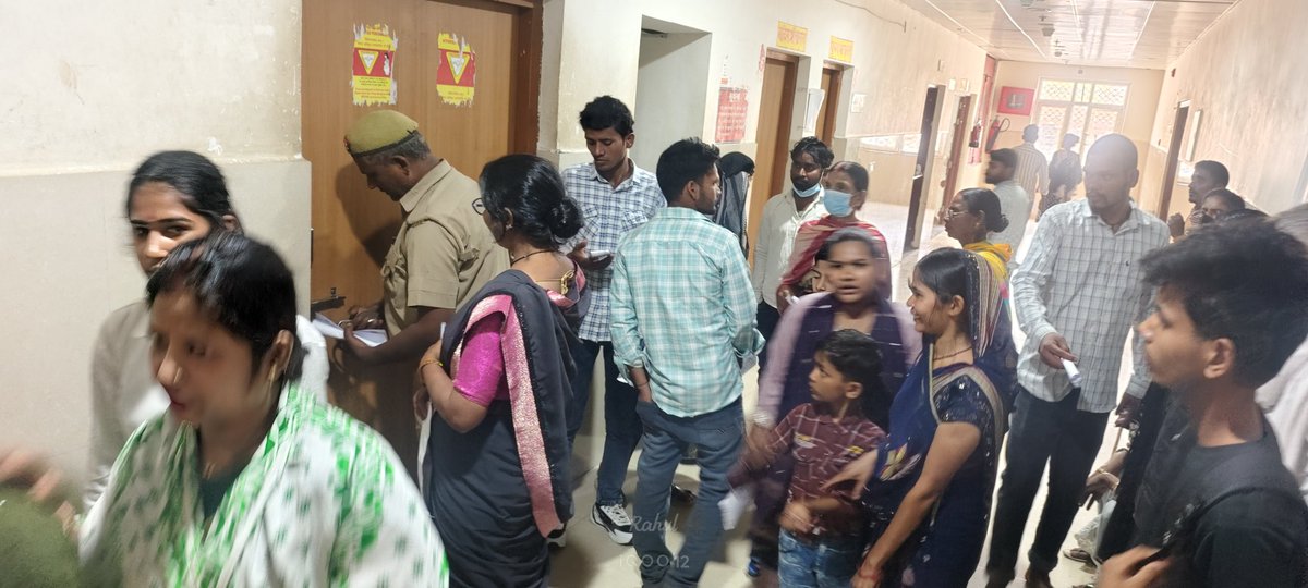 rahulyishu's tweet photo. 12 bajte hi x rey hona band Deoria medical college ki ye istithi hai lagbhag 25 log wapas @deoriatimes @medicalcollegedeoria @CMOfficeUP @CMOUP https://t.co/Bc3QqOGWD4