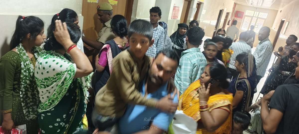 rahulyishu's tweet photo. 12 bajte hi x rey hona band Deoria medical college ki ye istithi hai lagbhag 25 log wapas @deoriatimes @medicalcollegedeoria @CMOfficeUP @CMOUP https://t.co/Bc3QqOGWD4