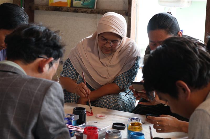 UNinMyanmar's tweet photo. Healing the "invisible scars" is at the heart of 🇺🇳work in🇲🇲. @UNFPAMMR , @UNICEFMyanmar, @WHOMyanmar, @UNOPS are ensuring earthquake survivors in Mandalay and Sagaing have access to critical mental health and rehab services.
 👉https://t.co/IZiey3unrk
#RebuildingMyanmarTogether https://t.co/YJqzUJ7ktC