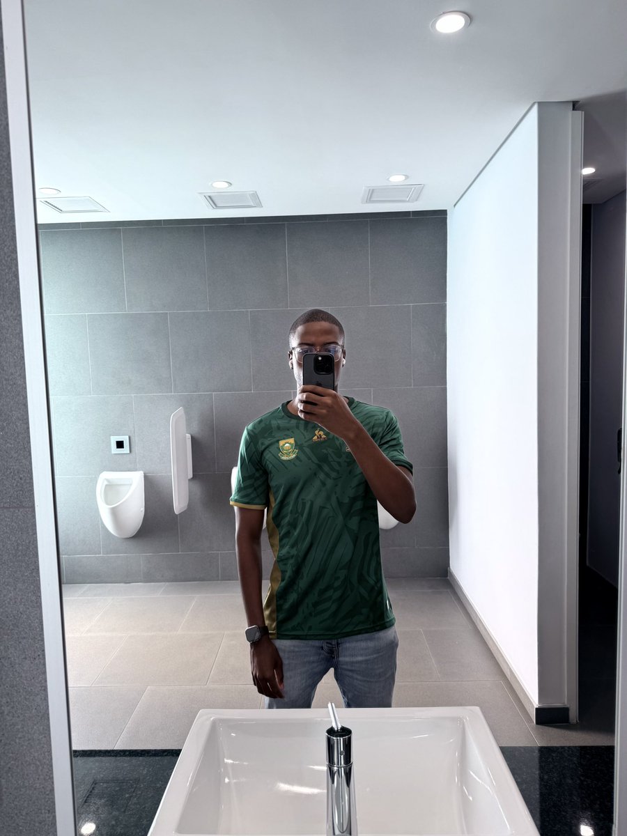 Happy #BafanaFridays 💚🇿🇦

I wanted to wear my new Adidas shirt but payday is next week, I don’t want my employer thinking they pay me enough to afford the shirt on mampara week.