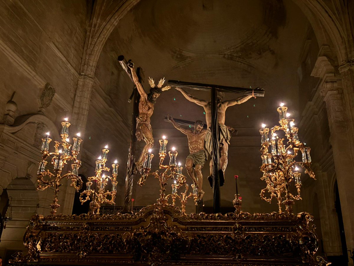 VeraCruzJerez's tweet photo. GALERÍA | Traslado del Santísimo Cristo de la Esperanza a su paso.

Galería completa 👉https://t.co/gOw58OOKyx https://t.co/qVr576a6Ll