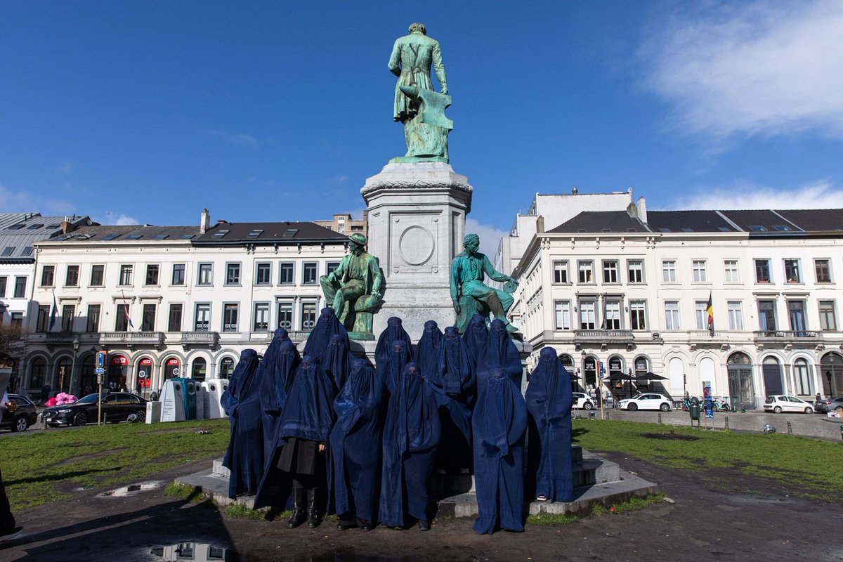NuriaCSopena's tweet photo. ⚖️La justicia y la lucha se demuestran en los actos que tratan de cambiar el dolor de las niñas y las mujeres en el mundo. 
🇧🇪En Bruselas, un grupo de 30 feministas estuvimos apoyando a las afganas.
🇦🇫Sentir el peso de un burka es saberse encarcelada y muerta.
#TodasaBruselas https://t.co/ojzlsm8ski