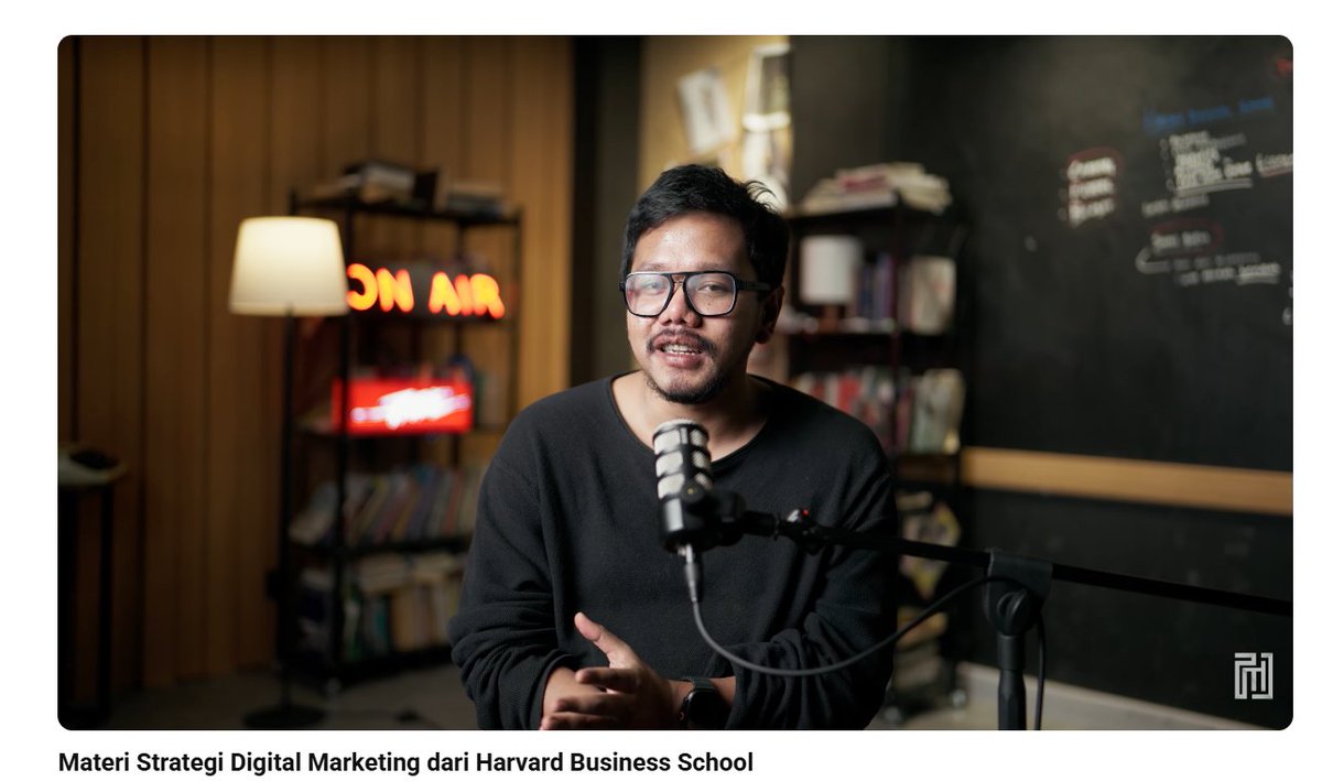 LambeSahamjja's tweet photo. Guys, Ferry Irwandi baru sharing materi yang dia ambil langsung dari kursus di Harvard Business School dan ini bukan konten motivasi kosong, ini ilmu marketing yang beneran dipake perusahaan-perusahaan kelas dunia. Gua rangkum yang paling penting dan paling relevan buat kalian yang lagi bangun bisnis atau UMKM di Indonesia.

Ferry bilang hal pertama yang harus kalian pahami adalah kesalahan paling umum yang dilakukan pelaku bisnis Indonesia begitu sales stagnan, langsung naikin budget iklan. Logikanya kedengarannya masuk akal tapi ini justru jebakan paling mahal yang bisa kalian lakukan. 

Harvard sendiri mengajarkan bahwa iklan bukan alat sulap. Iklan cuma memperbesar sesuatu yang sudah ada. Kalau produknya belum kena di pasar, positioning-nya masih kabur, orang belum ngerti kenapa harus beli yang diperbesar bukan sales-nya tapi kebingungan pasarnya. Dan itu artinya kalian bakar uang dengan sangat efisien tapi ke arah yang salah.

Yang kedua dan ini yang paling sering diabaikan adalah soal konten. Banyak UMKM Indonesia terjebak dalam rutinitas bikin konten sebanyak-banyaknya, numpang semua tren, ikutin semua yang lagi viral sampai brandnya sendiri kehilangan identitas. Orang tahu nama brandnya tapi bingung ini jual apa, bedanya apa, dan kenapa harus beli. Ramai di media sosial tapi sepi di kasir. Itu bukan marketing yang berhasil, itu cuma hiburan gratis buat orang lain.

Yang ketiga adalah inti dari seluruh materi Ferry data driven marketing. Sebelum kalian ngomongin budget, channel, influencer, atau platform mana yang mau dipakai, ada empat pertanyaan yang harus dijawab dulu. Tujuan campaign-nya apa, siapa yang mau dipengaruhi, value proposition-nya apa, dan bagaimana cara mengukur hasilnya. Kalau empat pertanyaan ini belum terjawab dengan jelas semua uang iklan yang kalian keluarkan adalah tebakan yang mahal.

Dan Ferry kasih contoh yang sangat konkret soal CPA atau cost per acquisition yang langsung bisa dipraktekin. Misalkan kalian jual baju harga 200 ribu dengan margin 10 ribu. Kalian keluar 20 juta untuk bayar influencer dan dapat 100 pembeli CPA-nya jadi 200 ribu per orang, sementara marginnya cuma 10 ribu. Kalian rugi 8 juta. Tapi kalau 20 juta yang sama kalian kombinasikan ke TikTok ads, Instagram ads, dan YouTube ads dan dapat 250 pembeli CPA-nya turun jadi 50 ribu, dan kalian untung 10 juta. Angka yang sama, strategi yang berbeda, hasilnya beda langit dan bumi.

Intinya guys bisnis yang tahan banting bukan bisnis yang paling kreatif atau paling semangat. Tapi bisnis yang punya sistem untuk menangkap data, mengukurnya, dan mengubahnya jadi keputusan yang lebih tajam dari waktu ke waktu. Kalau hari ini bisnis kalian lagi stagnan, pertanyaan yang jujur bukan budget iklan kurang atau tidak tapi apakah kalian beneran ngerti produk kalian sendiri, beneran ngerti customer kalian, dan sudah punya alat ukur yang benar atau belum.