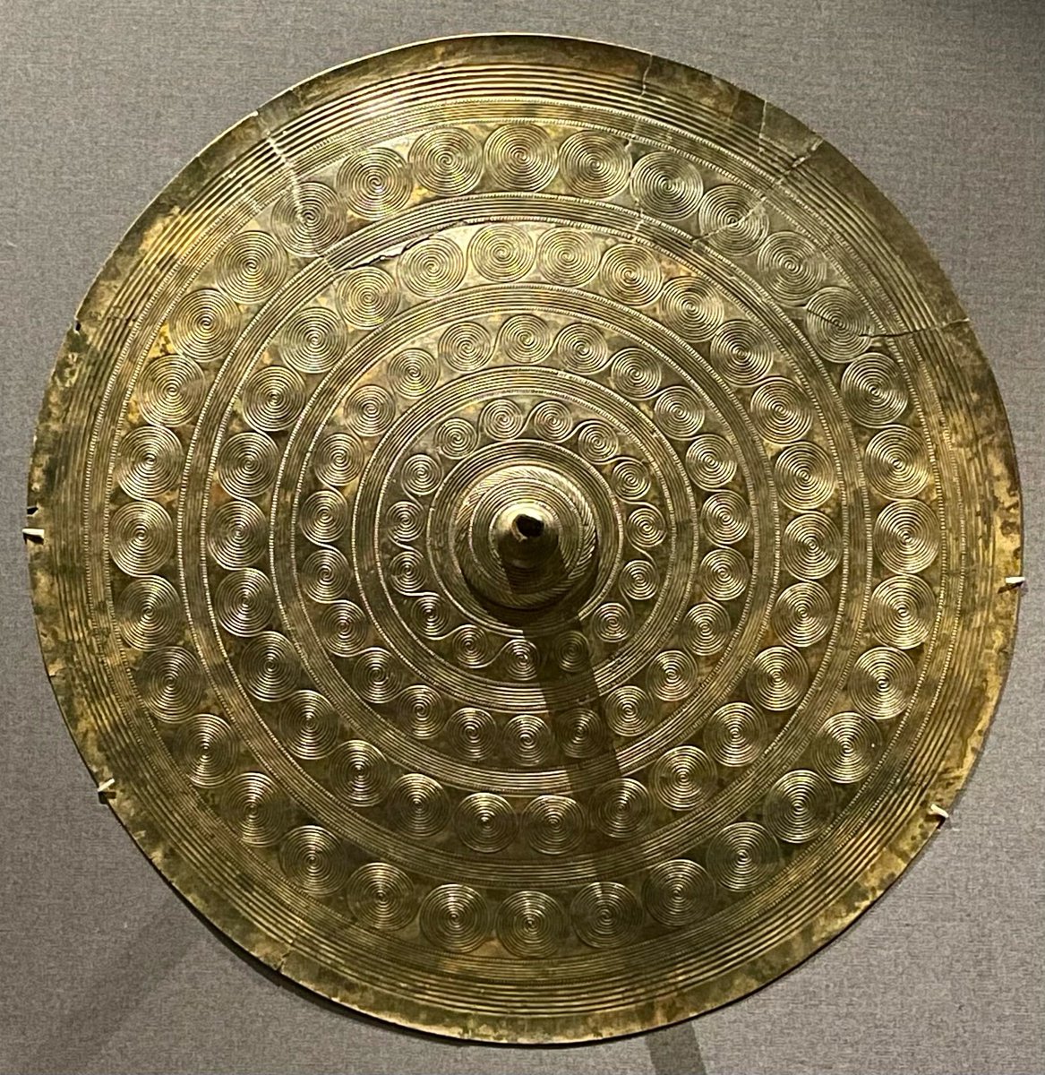 KPW1453's tweet image. A Bronze Age ‘belt plate’ which was discovered in 1879 when cutting peat at Langstrup, near Asminderød in North Zealand. Now part of the collections at The National Museum of Denmark. 📸 My own. #FindsFriday #Prehistory #Denmark