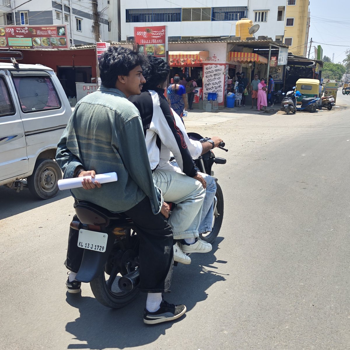 Deekam99's tweet photo. These chaps come from a different state and break every rule the road has.. Triple, without helmet and rider on the mobile.. Let's see some action to book these 🤗
Kodathi under the watchful eyes of ASI Shabana Ma'am https://t.co/GuVA93ARIQ