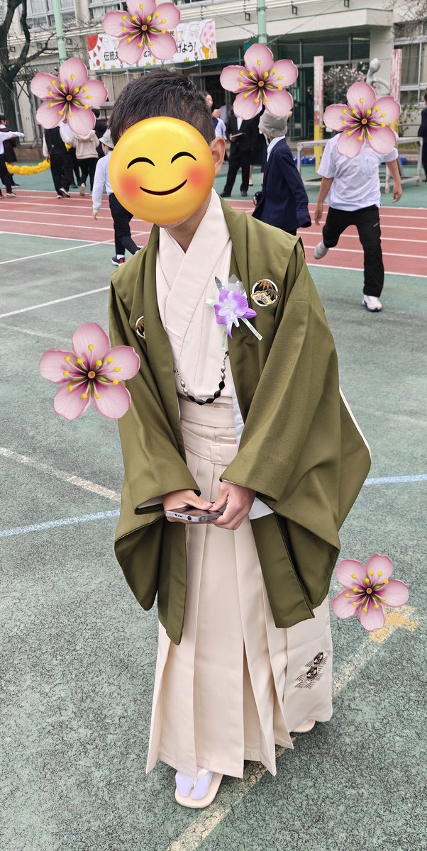 halnohbes's tweet photo. 今週はクラブチーム公式戦デビュー＆卒業式でバタバタでした🌸新１、２年のＢチームで大会エントリー⚾️２番レフトでスタメン出場、４打数２安打３打点⚾️新２、３年生チームにコールド勝ち🌸週末は準決勝楽しめよ👍
卒業式は本人の希望で羽織、袴でした。
あっ、と言う間の６年。
次の３年も・・・。 https://t.co/6TaffPHXgJ