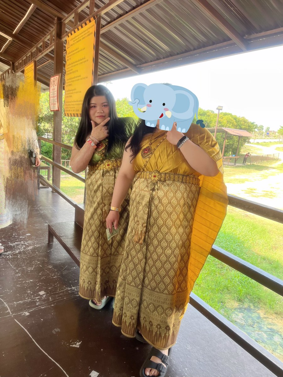 ShiagShiang0806's tweet image. 泰國🇹🇭傳統服飾
一生有體驗到一次就好
穿上又悶又熱
穿完全身汗
真沒在開玩笑 
內衣直接全濕透 
乳香四溢的內衣～

#泰國🇹🇭
#Day3