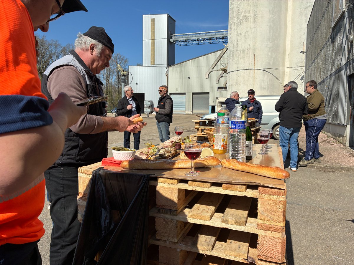 ynovae's tweet photo. Vendredi dernier nous nous sommes réunis à Champlost à l'occasion d'un P'tit Déj d'Yno. 😄
Un moment convivial à partager 🥐
#coopérative #ynovae #yonne https://t.co/rvAxpkroSm
