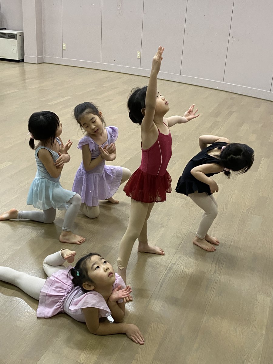 dblycee's tweet photo. 明日28日土曜日と4月1日水曜日、三沢31日、十和田4月2日はレッスンお休みです。ごめんなさい😞
新年度は4月4日スタートです。体験レッスンも！！
初等部さん！よくできました。
新しいおともだち、待ってますよ〜 https://t.co/IYhXoz301c