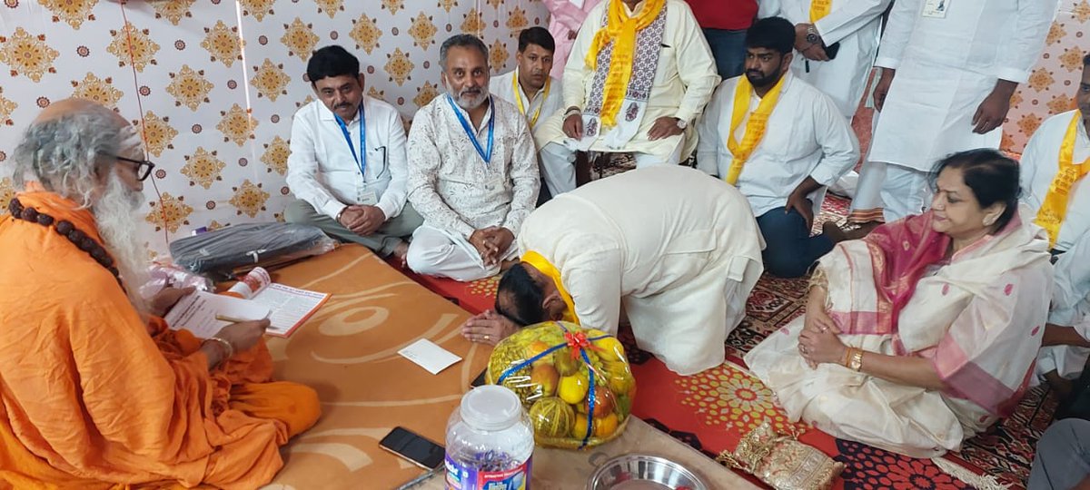 avinashpandeinc's tweet photo. पूज्य स्वामी प्रखर जी महाराज से भेंट कर उनका आशीर्वाद एवं स्नेहिल आशीर्वचन प्राप्त करने का सौभाग्य मिला। https://t.co/qwkPlucYUA