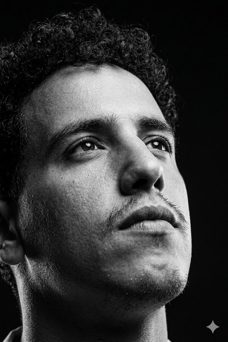 أنا أعمق من تلك الصورة التي في مخيلتك لي، أكثر قوة من هذا الذي تراه يكتب حزنًا، أشد لامبالآة من الذي يعاني من القلق والخوف دائمًا، وأكثرهم إنسحابًا في حين أنك تظن بأني لن أتجاوزك، أنا شخص آخر لم تتمكن الأيام من شرحي لك ولن تستوعبني ظنونك أبدًا •

_

<a href="/Mohamedelh1996/">ژيكا .🦎</a>