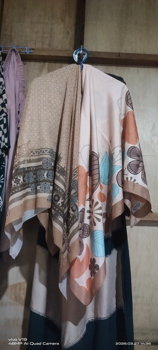 Slave scarf tweet media