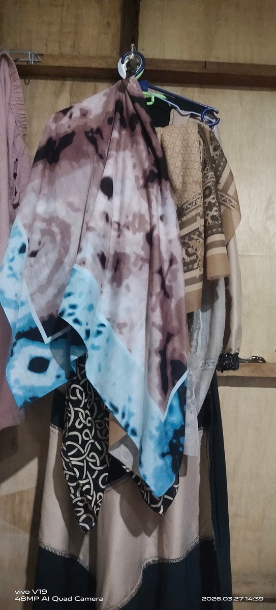 Slave scarf tweet media