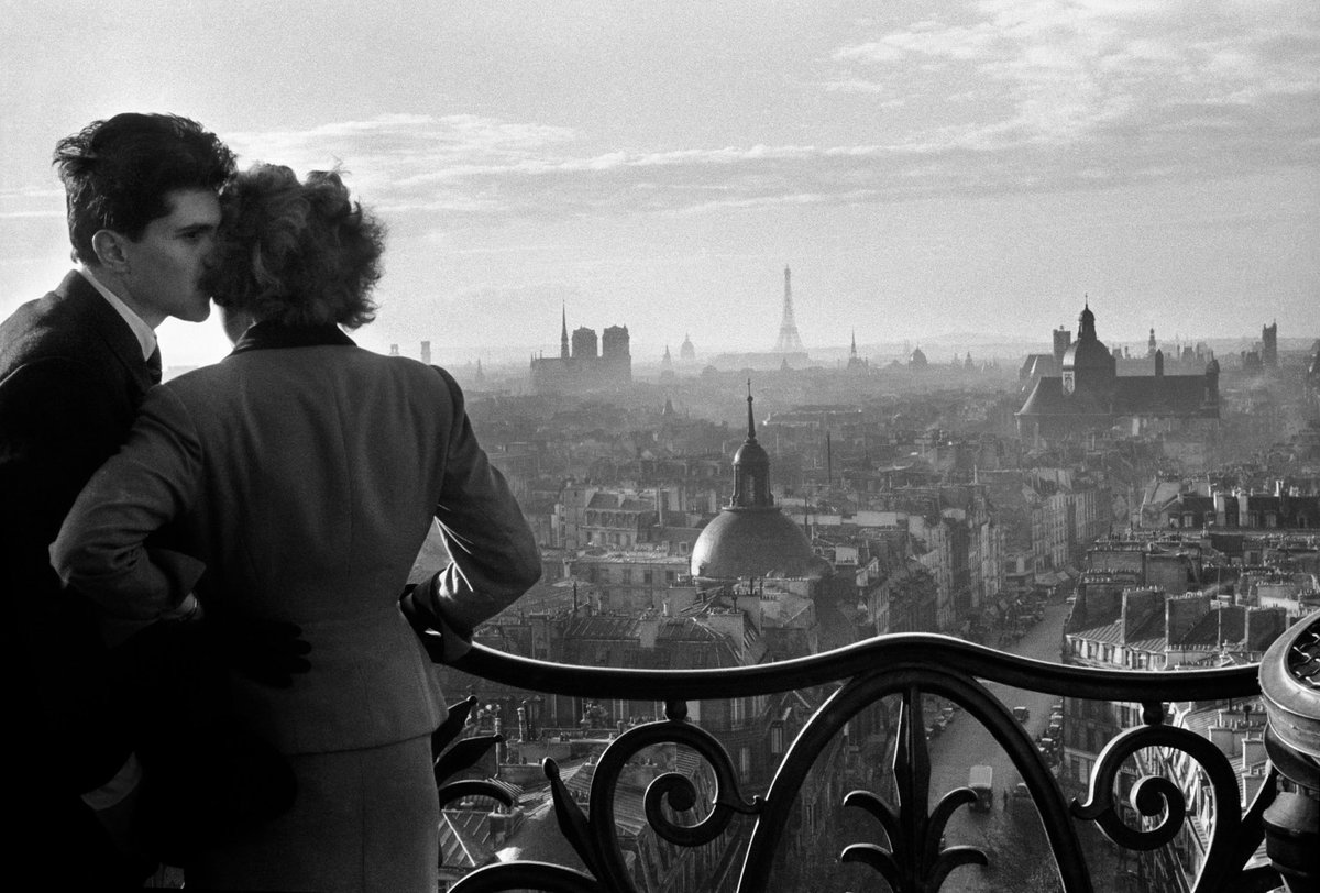 Bonjour. ☕️

📸 Willy Ronis. 
Les amoureux de la Bastille 
1957.