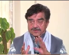 अमीश देवगन: आपके घर का नाम रामायण है और दामाद जहीर आपको कुछ कहना है?

शत्रुघ्न सिन्हा: अब आपने सवाल अमीश देवगन स्टाइल पूंछा है तो जवाब भी सुनिए : सोनाक्षी सिन्हा और जहीर खुश हैं हम भी खुश हैं!

अंत में सिन्हा ने जब मियां बीबी राजी तो क्या करेगा काजी बोलकर अमीश देवगन का मुंह बंद