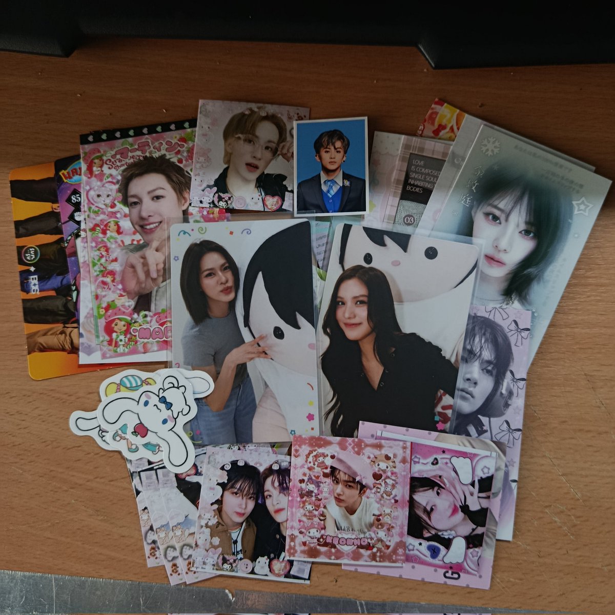 imsepyier's tweet photo. ได้รับการ์ดอม่บน่แล้วคับ ของแถมเยอะจนงงว่าอันนี้ซื้อของแถมแถมการ์ดแทนไม๊ 😭 #rvpeemsan https://t.co/BU1OWaPqaD