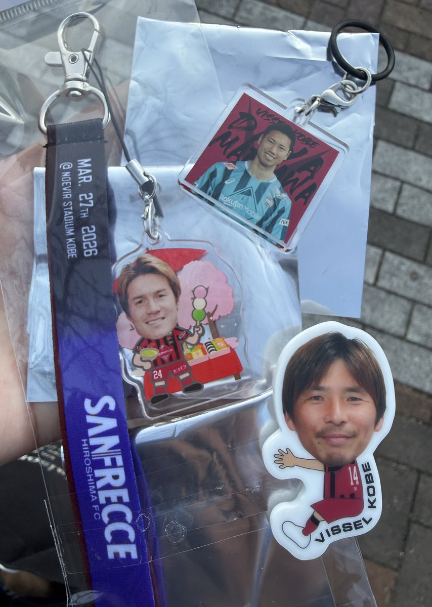 ヴィッセル神戸グッズ交換してくださる方探しています。

【譲】画像参照

【求】同種５

リプまたはDMお待ちしてます🙇🏻‍♀️