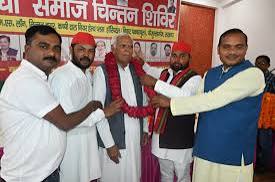 jpsin1's tweet photo. बेहद भयावह 🔥 

गिरफ्तारी तक रिट्वीट जरुरी।

यह वीडियो सुनकर आपके कानों से रक्तस्राव होने लगेगा।

भगवान राम के लिए इतनी अभद्र टिप्पणी आज राम नवमी के दिन करने वाला यह सपा नेता यदुनंदन लाल लोधी  है।

इसे पता है कि अखिलेश यादव भगवान श्री राम से नफरत करते हैं अखिलेश यादव हिंदुओं और हिंदू धर्म से घृणा करते हैं इसीलिए समाजवादी पार्टी का यह नेता भगवान श्रीराम पर इतनी अभद्र बातें कर रहा है

यह हरदोई के सवायजपुर क्षेत्र के कनत्थूखेड़ा गांव का रहने वाला है इसका पिछवाड़ा लाल होना चाहिए।