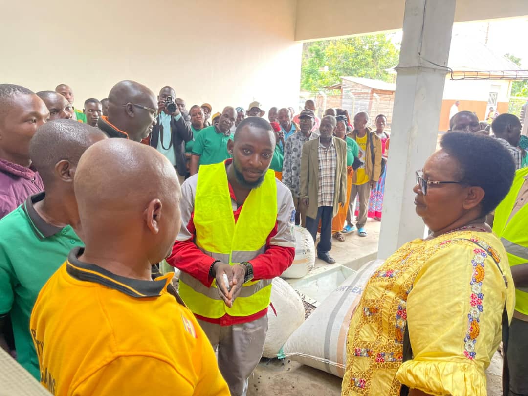 thepatriotsug's tweet photo. @MoLGUganda New Coffee Plant Commissioned to Boost Farmers in Bunyangabu @KagutaMuseveni #LEGSProject @NRMOnline 
https://t.co/F1fEQvPoJL https://t.co/gvr0xvObEI