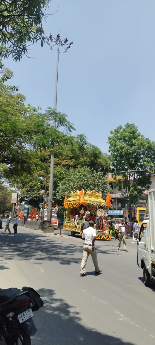 wftrps's tweet photo. 🚨 Traffic Advisory: Slow - moving traffic expected on Hagadur cross. Ramagodanahalli. Siddapura. Thubarahalli Kundalahalli gate - Road due to an ongoing procession 27.03.2026
#ParkRight #ParkWise
#MaintainLaneDiscipline
#FollowTrafficRules
🔻Emergency call 112 https://t.co/452kEi2eMu