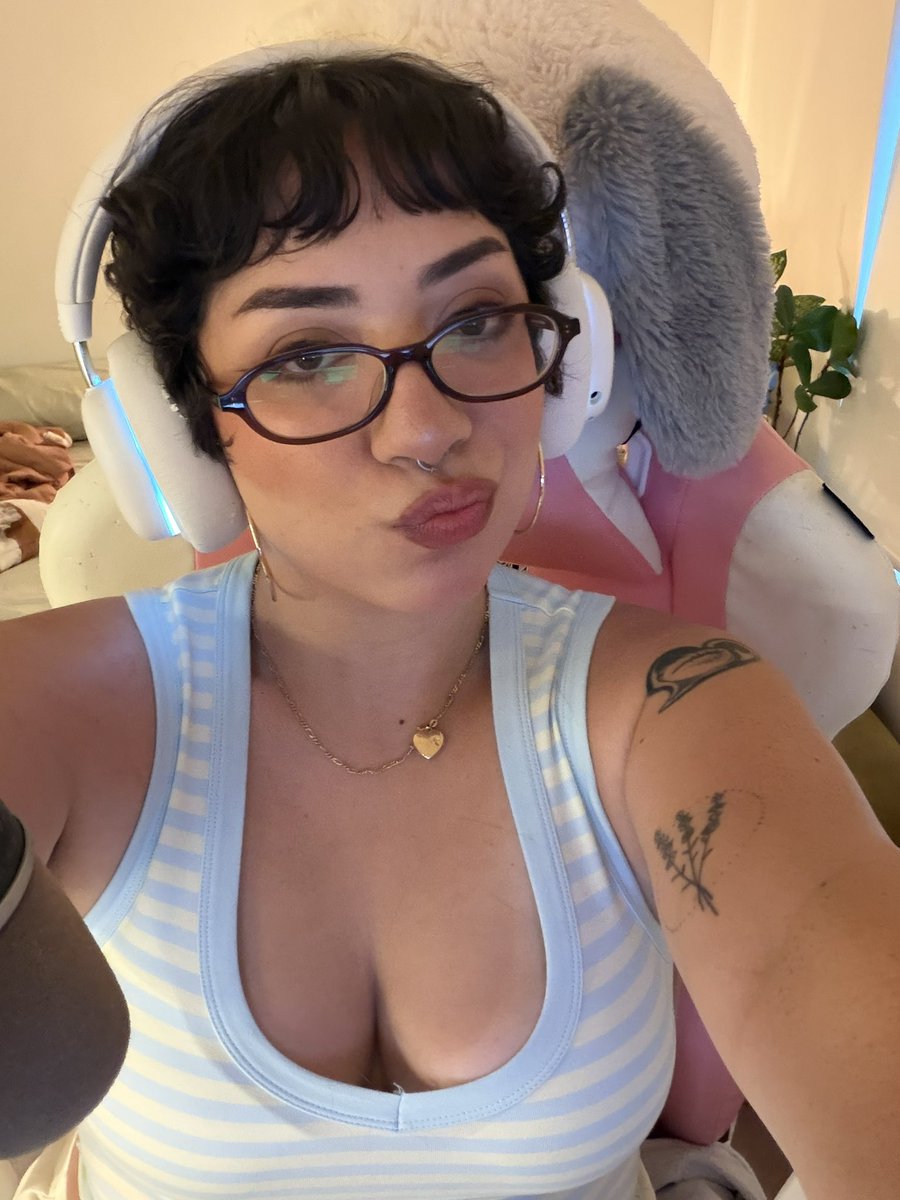 lil_egg69's tweet photo. just wanted to remind you guys of my existence, cut all my hair off and I am live on twitch!!!! 🫡

https://t.co/vYjabwqIlQ https://t.co/LUF3Uz4whk