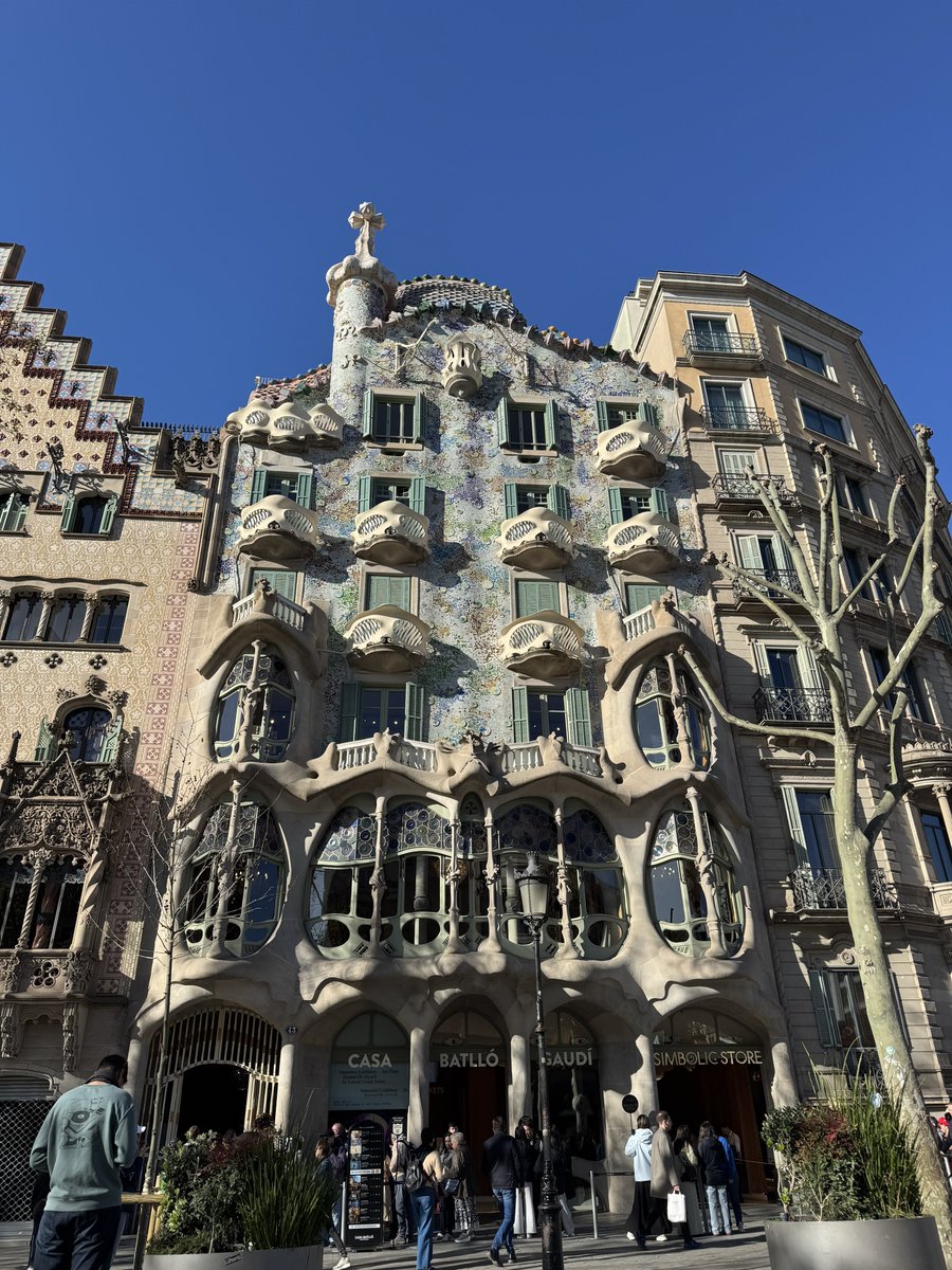 El primer encuentro con la obra de Gaudí.
ガウディの作品と初対面